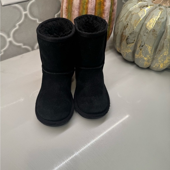 Girls Black Ugg Boots - Picture 3 of 7